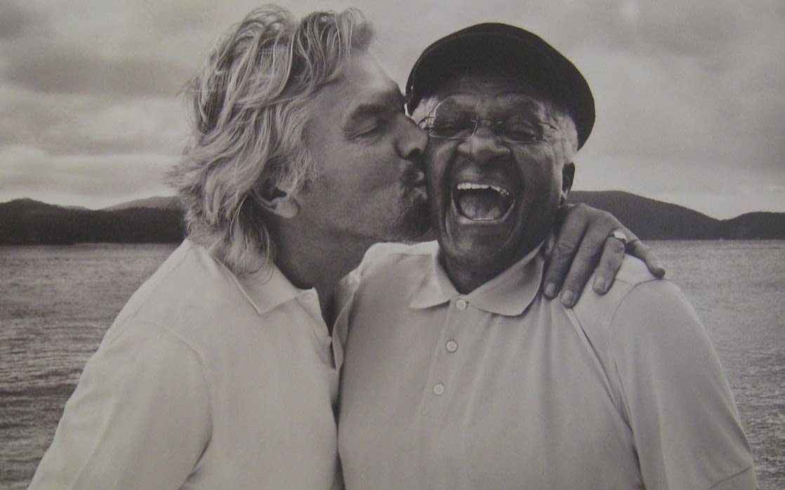Richard Branson giving a kiss